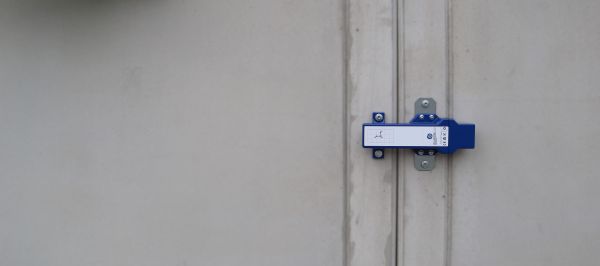 Suessco 3D-Sensor in der Totalansicht, waagerecht über einem Stoß zweier Betonbauteile montiert